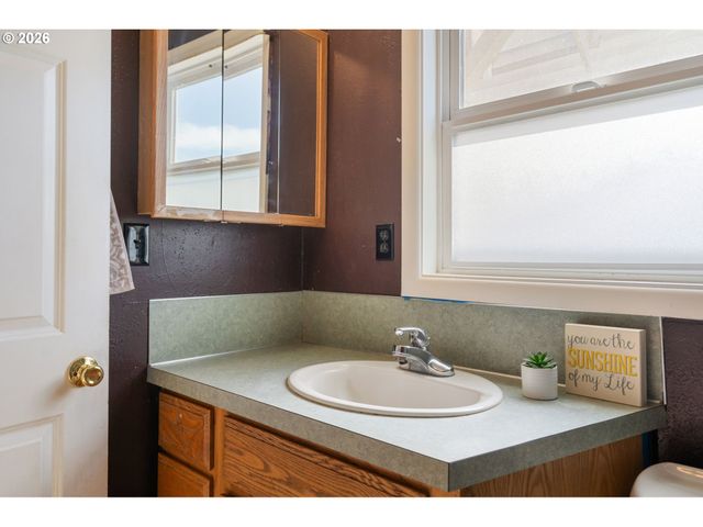 265 N 5TH St, St Helens, OR 97051