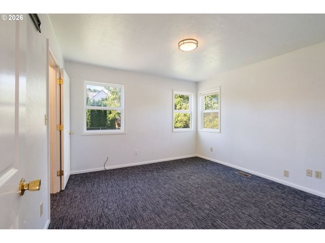 265 N 5TH St, St Helens, OR 97051