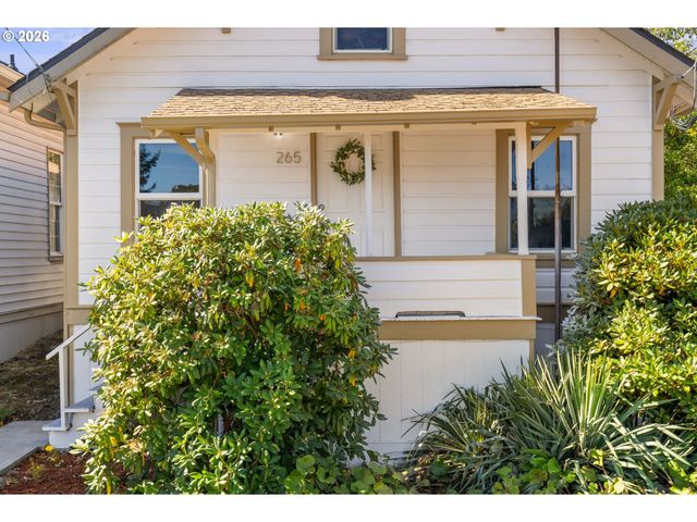 265 N 5TH St, St Helens, OR 97051