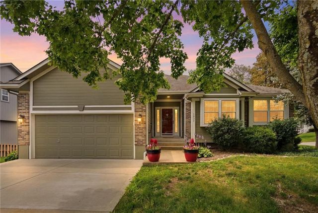 1832 Stonewood Drive, Lee's Summit, MO 64086