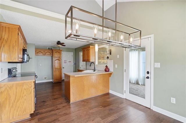 1832 Stonewood Drive, Lee's Summit, MO 64086