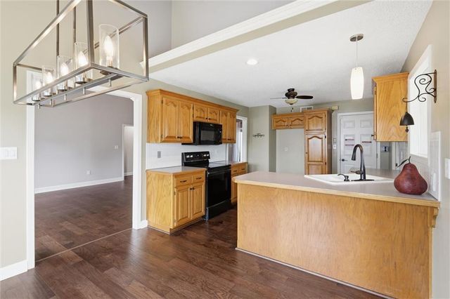 1832 Stonewood Drive, Lee's Summit, MO 64086