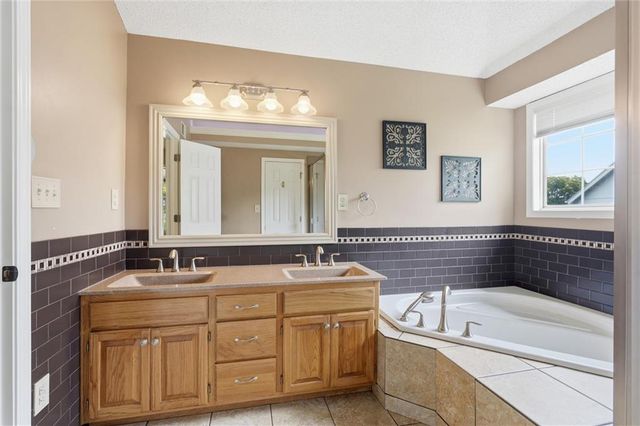 1832 Stonewood Drive, Lee's Summit, MO 64086