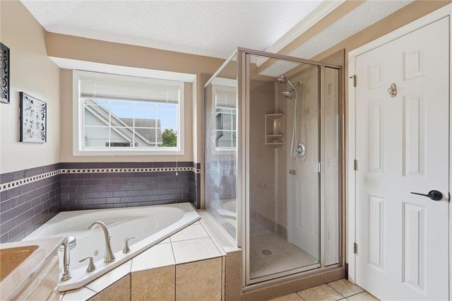 1832 Stonewood Drive, Lee's Summit, MO 64086