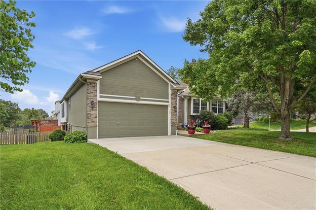 1832 Stonewood Drive, Lee's Summit, MO 64086
