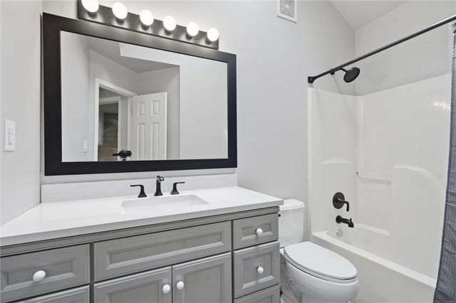 1832 Stonewood Drive, Lee's Summit, MO 64086