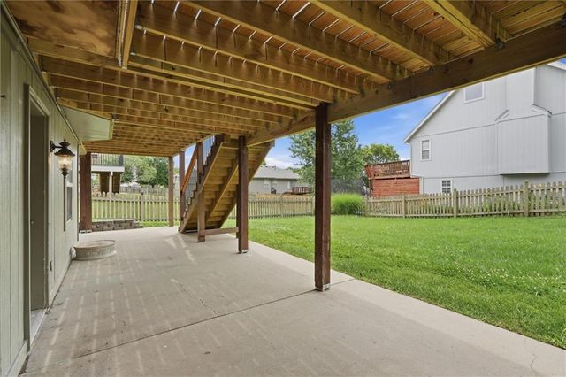 1832 Stonewood Drive, Lee's Summit, MO 64086