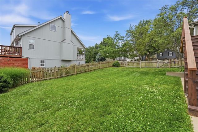1832 Stonewood Drive, Lee's Summit, MO 64086