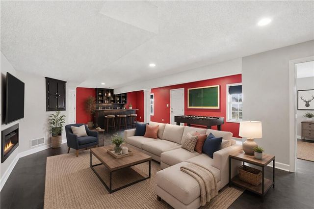 1832 Stonewood Drive, Lee's Summit, MO 64086