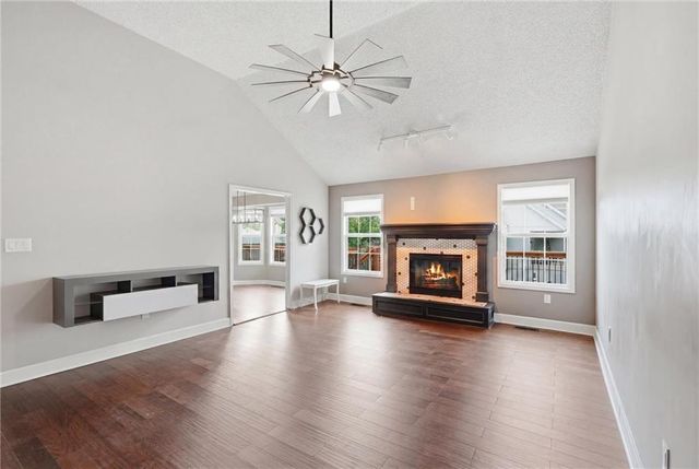 1832 Stonewood Drive, Lee's Summit, MO 64086
