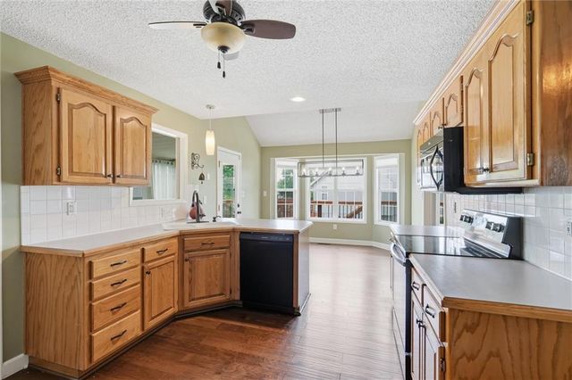 1832 Stonewood Drive, Lee's Summit, MO 64086