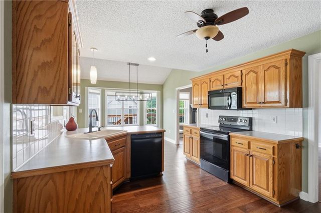 1832 Stonewood Drive, Lee's Summit, MO 64086