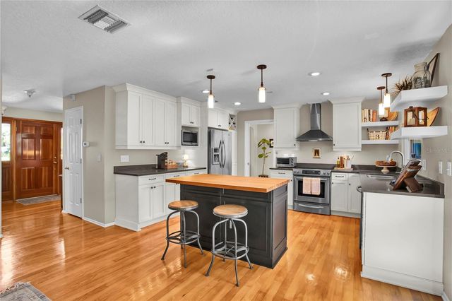 323 ROEBLING ROAD N, Belleair, FL 33756