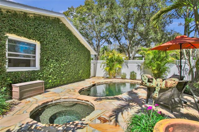 323 ROEBLING ROAD N, Belleair, FL 33756