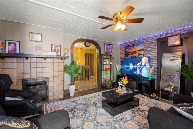 537 6th St, Donora, PA 15033