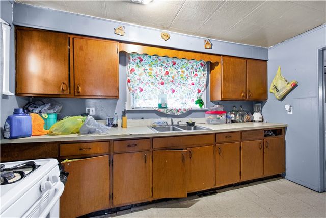 537 6th St, Donora, PA 15033