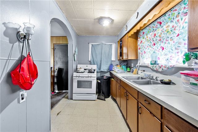 537 6th St, Donora, PA 15033