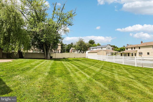 93 KENT RD, Huntingdon Valley, PA 19006