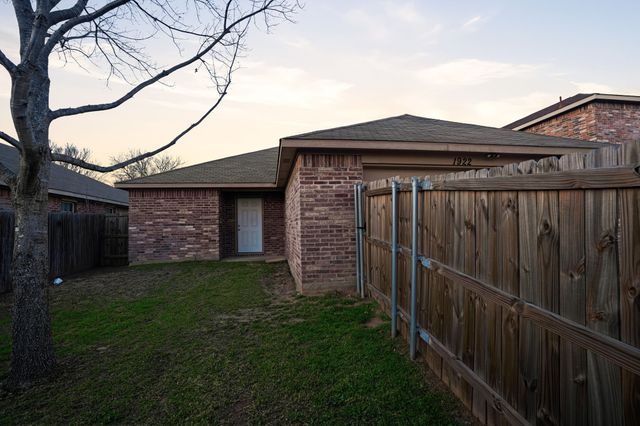 1922 Cross Oaks Drive, Lancaster, TX 75146