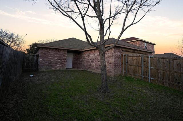1922 Cross Oaks Drive, Lancaster, TX 75146