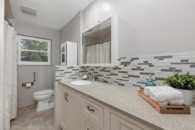 6927 Apache Trail, Westland, MI 48185