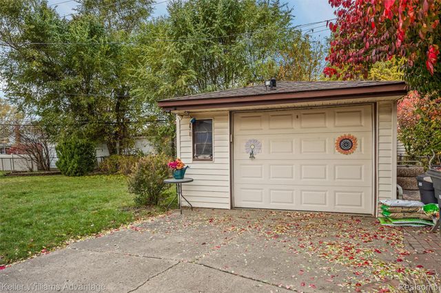 6927 Apache Trail, Westland, MI 48185