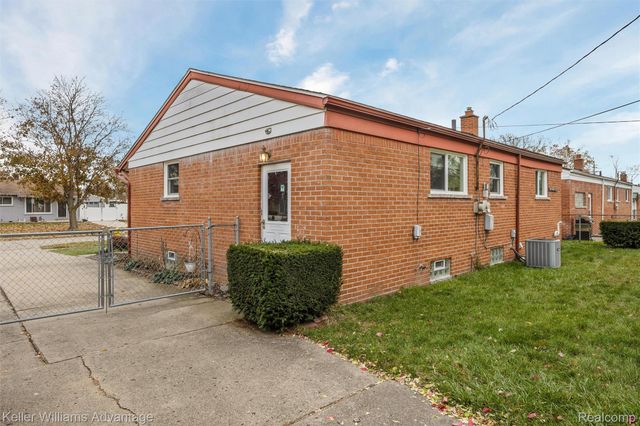 6927 Apache Trail, Westland, MI 48185