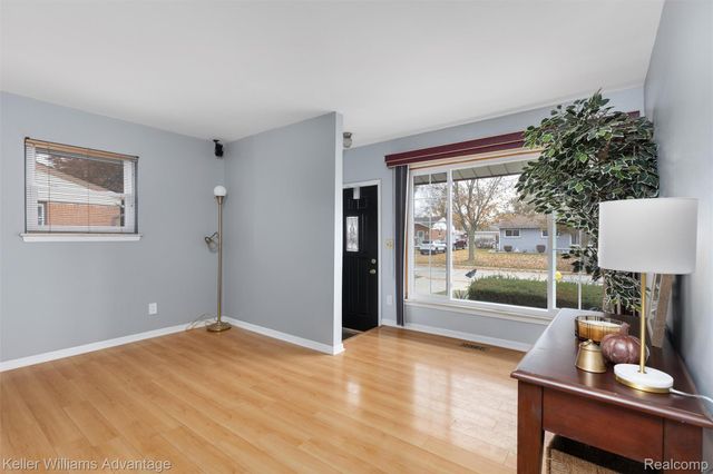 6927 Apache Trail, Westland, MI 48185