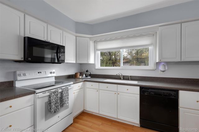 6927 Apache Trail, Westland, MI 48185