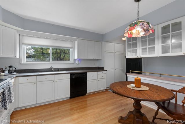 6927 Apache Trail, Westland, MI 48185