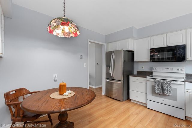 6927 Apache Trail, Westland, MI 48185