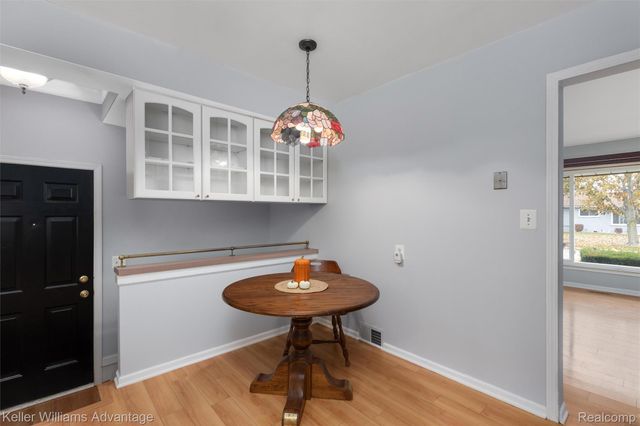 6927 Apache Trail, Westland, MI 48185