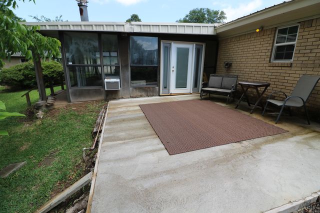270 SE 26th St, Paris, TX 75460