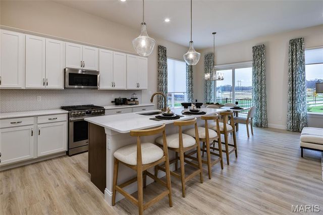 421 FARMHOUSE Drive, O'fallon, MO 63385