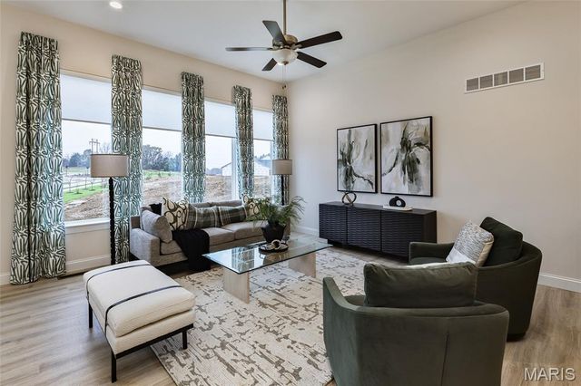 421 FARMHOUSE Drive, O'fallon, MO 63385