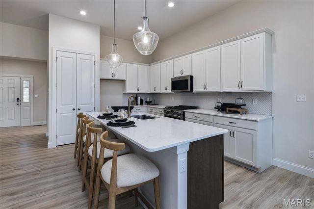 421 FARMHOUSE Drive, O'fallon, MO 63385