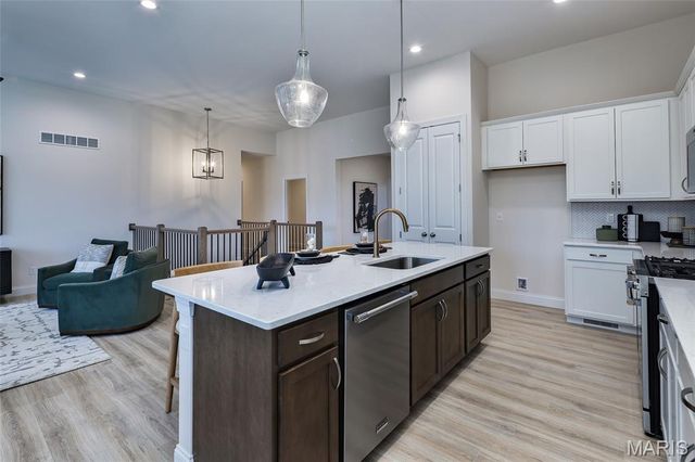 421 FARMHOUSE Drive, O'fallon, MO 63385