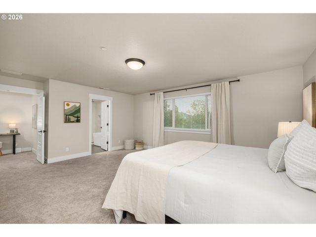 12760 Se GATEWAY Dr, Happy Valley, OR 97086