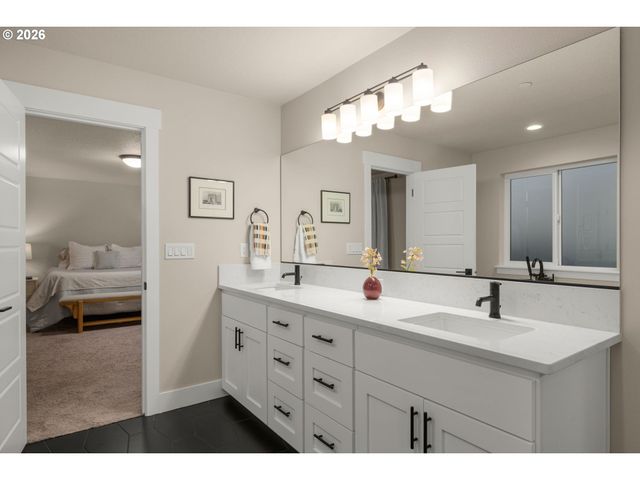 12760 Se GATEWAY Dr, Happy Valley, OR 97086