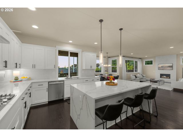 12760 Se GATEWAY Dr, Happy Valley, OR 97086