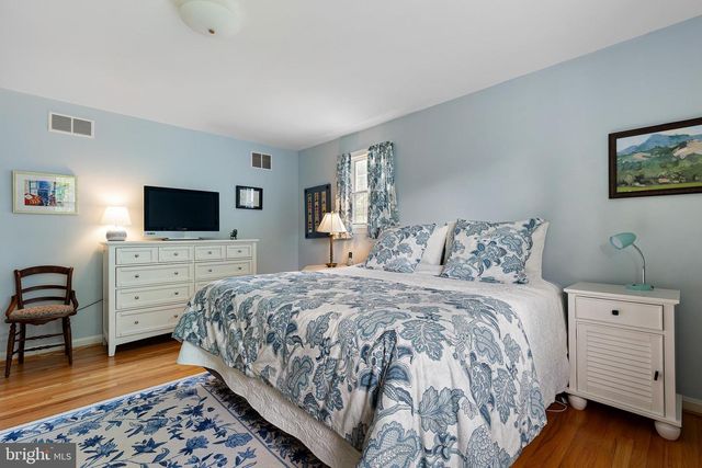 7 HOLLINGSWORTH DR, Wilmington, DE 19807