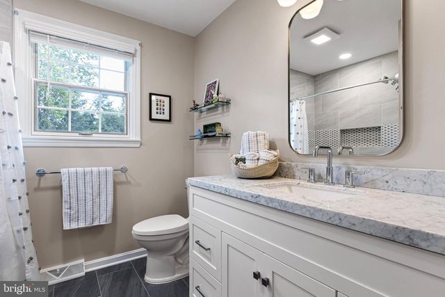 7 HOLLINGSWORTH DR, Wilmington, DE 19807