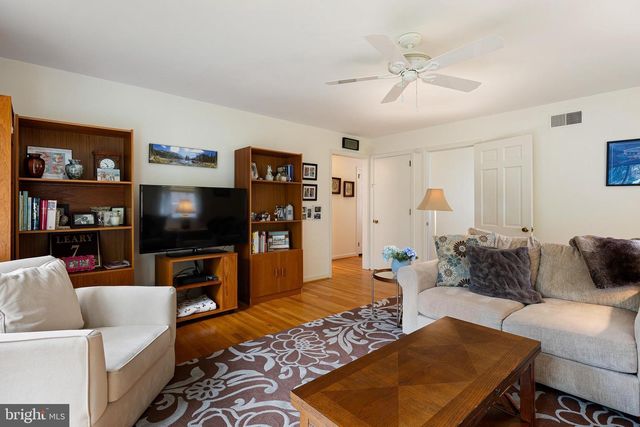 7 HOLLINGSWORTH DR, Wilmington, DE 19807