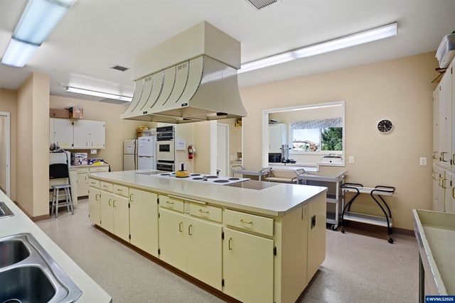 1853 Woodstock Cir NW, Salem, OR 97304