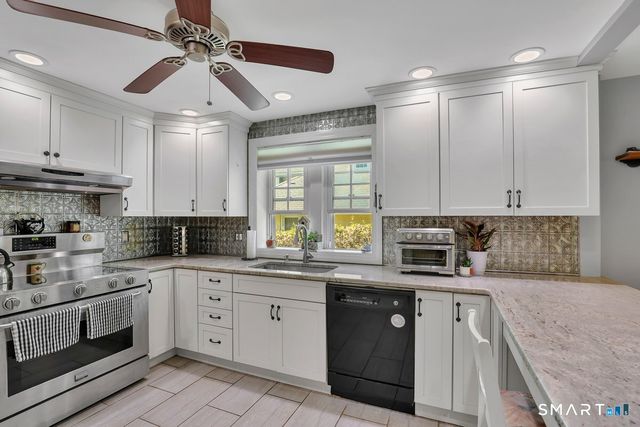 17 Trumbull Place, North Haven, CT 06473