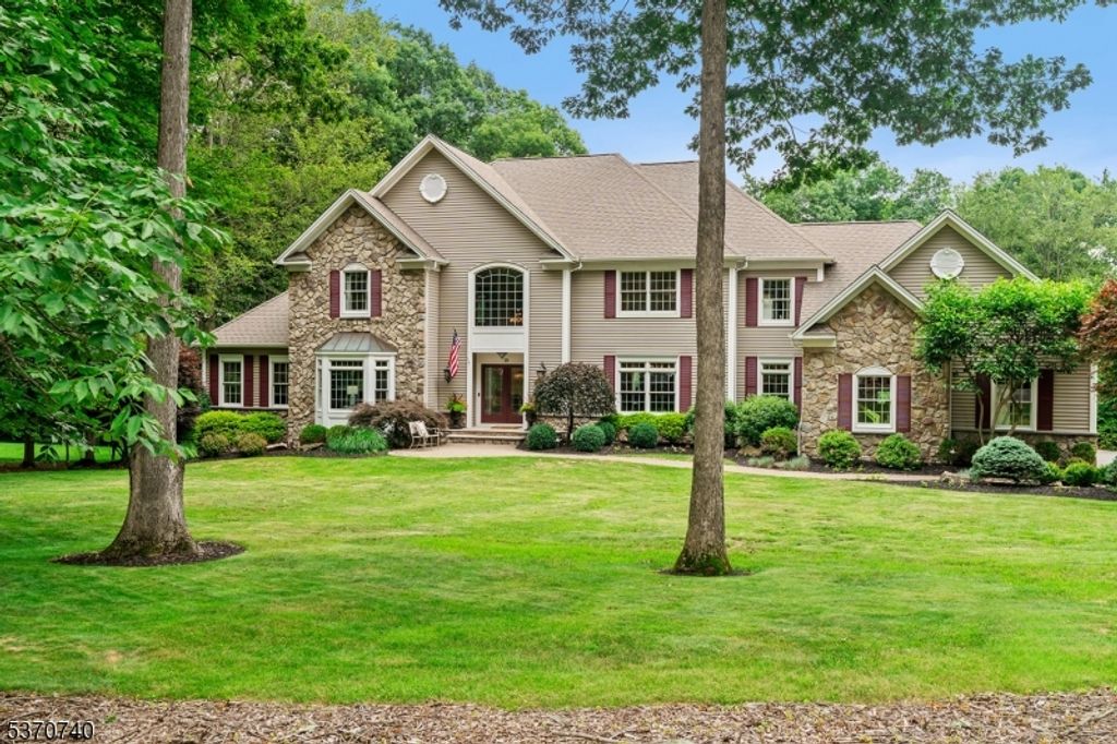 19 Wellington Dr, Washington Twp., NJ 07853
