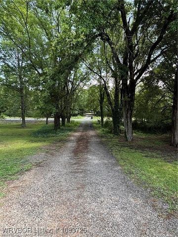 5525 Slaytonville Road, Hackett, AR 72937