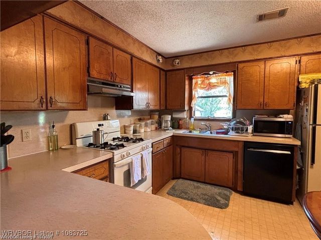 5525 Slaytonville Road, Hackett, AR 72937