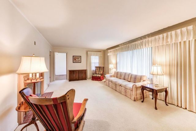 8012 Davis Street, Niles, IL 60714