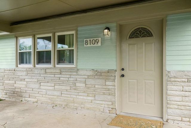 8109 N Summit Road, Kansas City, MO 64118